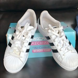 Size 7.5 Adidas shell toe shoes good condition